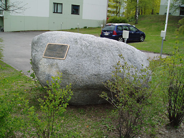 Laatta Helenkadun alussa